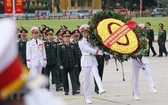 軍隊黨部大會代表團晉謁胡志明主席陵並敬獻花圈。（圖源：越通社）