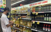 消費者在Co.op mart連鎖超市選購食用油。