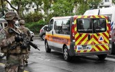 圖為巴黎持刀襲擊事件發生後，法國防暴警察和憲兵在案發現場附近持槍巡邏。（圖源：互聯網）