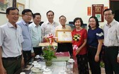 第十一郡及第六坊領導向王沛川校長祝壽、贈送禮物。