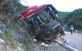 事故現場，巴士車身嚴重損壞。（圖源：互聯網）