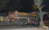 在禁止時間，重型卡車仍駛入舊邑郡阮鶯街。
