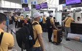 赴馬來西亞工作的勞工在機場辦理登機手續。（圖源：江南）