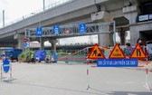 職能機關昨(3)日上午正式築起禁止全部各種車輛駛進平盛郡阮友景高架橋的圍蔽。（圖源：TTO）