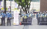 大批警察在首爾光化門廣場附近設置路障，禁止隨意出入；路上貼有通知，稱根據傳染病相關法規，禁止集會，違者將被處以罰款。（圖源：互聯網）