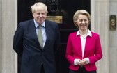 歐盟委員會主席馮德萊恩（右）與英首相約翰遜合影。（圖源：新華社）