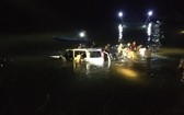 搜救專隊趕到汽車墜河現場開展應急救護措施。（圖源：水仙）