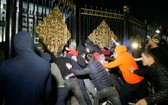 10月5日，吉爾吉斯比什凱克入夜後示威漸趨激烈，示威者成功衝破警方防線，闖入政府大樓。 （圖源：Getty Images）