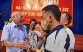 市委宣教處主任潘阮如奎（左）同第二郡選民交換意見。（圖源：喬峰）