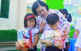 武鴻山殘疾兒童教養中心主任給殘疾兒童贈送禮物。