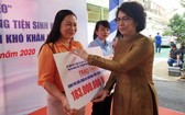 市越南祖國陣線委員會主席蘇氏碧珠向各郡縣頒贈建設溫情屋、情義屋的經費。