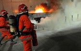 圖為西貢河隧道去年10月27日火燒車事故消防滅火和救援演習現場一瞥。（圖源：Zing）