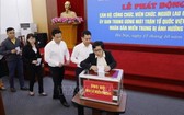 越南祖國陣線中央委員會幹部職員為中部災區籌集捐款。（圖源：越通社）