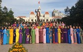 市婦聯會主席阮陳鳳珍與各郡、縣婦女共同拍照留念。