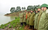 政府副總理鄭廷勇（中）親往視察畫木湖狀況。（圖源：美霞）
