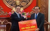 吳駿總領事代表總領館向前江省貧困戶捐贈“情義屋”修建費6億元。