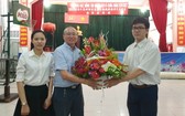 學生向高肇力總經理送花致謝。