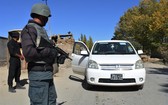 10月25日，阿富汗安全部隊成員在阿東部加茲尼省的一個檢查站檢查過往車輛。（圖源：新華社）