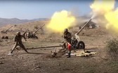 當地時間10月20日，阿塞拜疆國防部當天公佈的畫面顯示，阿塞拜疆砲兵部隊向納卡地區目標猛烈開火，阿塞拜疆方面表示，其境內部分地區當天也遭到亞美尼亞方面的砲擊。