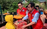 台商向廣平省洪區災民贈送物資。