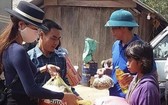 台商向廣平洪澇災民捐贈物資。