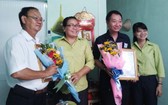 坊領導向茶山慶雲南院周華邦住持（右二）和平順省彩票公司代表贈送感謝狀。