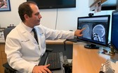 賓夕法尼亞大學佩雷爾曼醫學院神經外科主任Daniel Yoshor 基於此參與設計了大腦植入物刺激視覺皮層的方法。（圖源：互聯網）