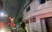 消防力量聞訊後趕抵現場，使用雲梯車解救被困在酒店裡的人。（圖源：黃順）