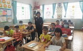 林珮玲老師給小學生上課。