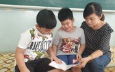 謝嘉美老師給學生溫習功課。