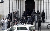 法國尼斯聖母院29日驚傳持刀攻擊，造成3死，多支特警單位緊急趕往現場。（圖源：歐新社）
