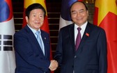 政府總理阮春福（右）接見韓國國會議長朴炳錫。（圖源：光孝）