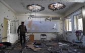 阿富汗首都喀布爾大學內部受損的教室。（圖源：AFP）