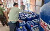 職能力量查獲該公司的一倉庫存放逾5000 桶已包裝並準備出售的清潔劑。（圖源：伯山）