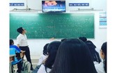 范黎清老師在一次上課中給學生觀看酸雨的視頻。