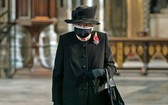 英女王首次戴口罩在公開場合露面。（圖源：Getty Images）