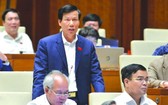 文體與旅遊部長阮玉善在議場上回答國會代表的質詢。