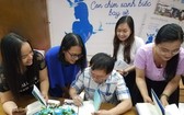 作家阮日映在新書簽名送給讀者。