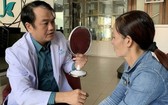 黎越智醫生正在為籍貫安江省的阮氏碧璇診療。