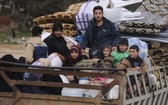 圖為2020年1月27日敘利亞難民逃離再次爆發的戰鬥。（圖源：AP）