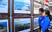 年輕人參觀了解“越南的黃沙與長沙群島-歷史證據與法理依據”地圖與資料展。（圖源：鄧俊）