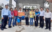 市越南祖國陣線委員會主席蘇氏碧珠(中)看望災區同胞。