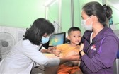 新平郡第二坊醫療站醫生在給一名小孩看診。（圖源：光輝）