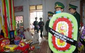 萊州省邊防部隊指揮部代表在魯文鐵少校靈位前進獻花圈以示哀悼。