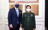 國防部長吳春歷大將(右)接見美國國家安全顧問羅伯特‧奧布萊恩。(圖源:松丁)