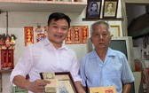 任志偉（右）向“西堤華人文化陳列室”計劃捐贈父母遺物。