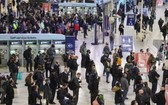 11月23日，人們在英國倫敦滑鐵盧車站候車。（圖源：新華社）
