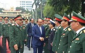 政府總理阮春福與越南人民軍總政治部領導幹部親切握手、互致問候。（圖源：光孝）