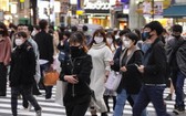 光是今年10月死於自殺的日本人數就超越全日本因新冠肺炎而死亡的人數，尤其對女性和學生的影響最顯著。圖為東京街頭一瞥。（圖源：EPA）