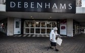 一名老婦經過英國零售業巨頭德本漢姆專賣店。（圖源：The Guardian）